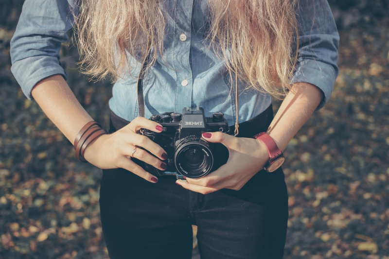 photographe-RIANS-min_hand-person-girl-woman-camera-photography-614-pxhere.com